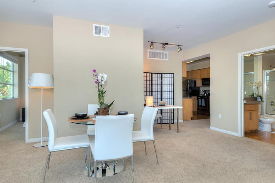 Awesome Top Floor 2-Bedroom with Balcony Apartment in Santa Monica