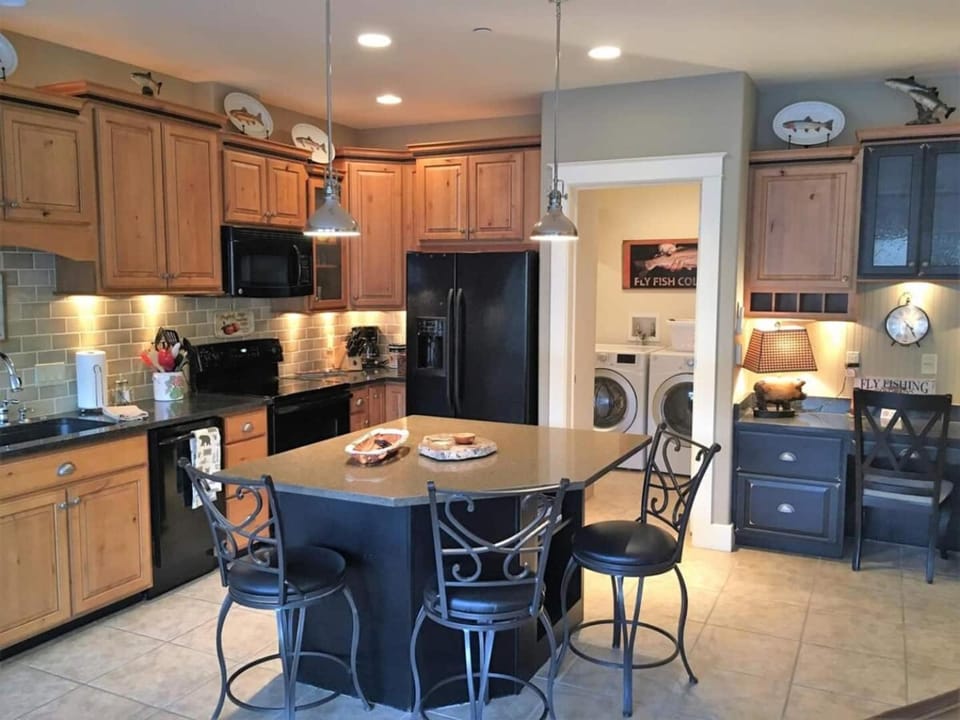 Riverfront condo with balcony, king bed STR#267 House in Salida