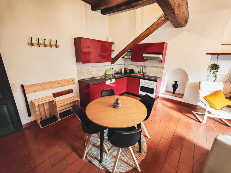 Kitchen or kitchenette, Living room, Seating area, Dining area, pet friendly, stove