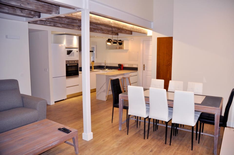 Kitchen or kitchenette, Living room, Seating area, Dining area, minibar, pet friendly, stove