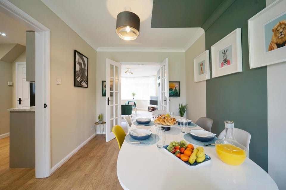 Stunning luxury 3 bed house with garden in North Leeds House in Leeds