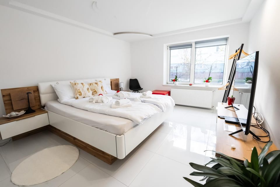 Bed, TV and multimedia, Bedroom