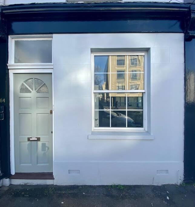 64 Bath Road - Central to Cheltenham Apartment in Cheltenham