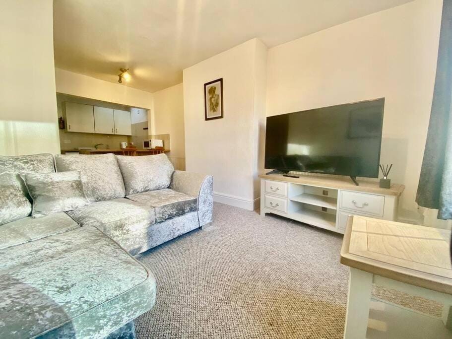 64 Bath Road - Central to Cheltenham Apartment in Cheltenham