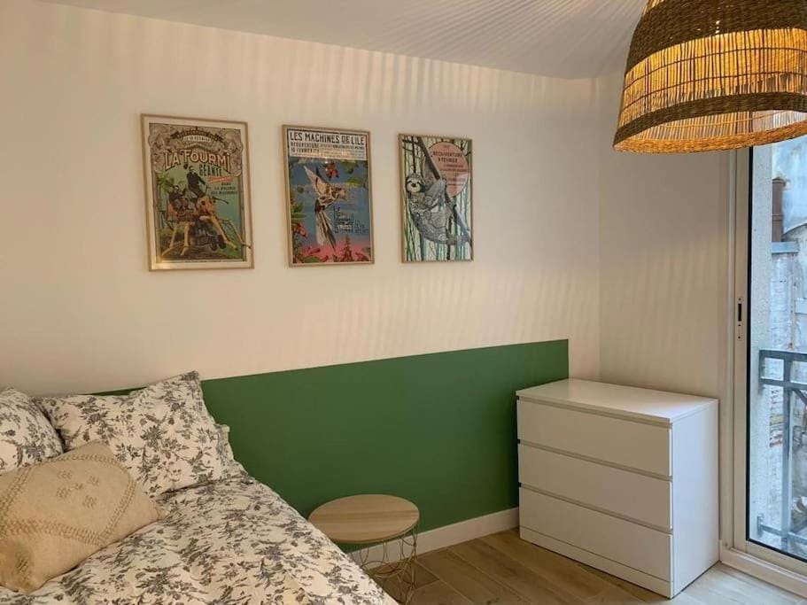 Bed, Living room, Bedroom