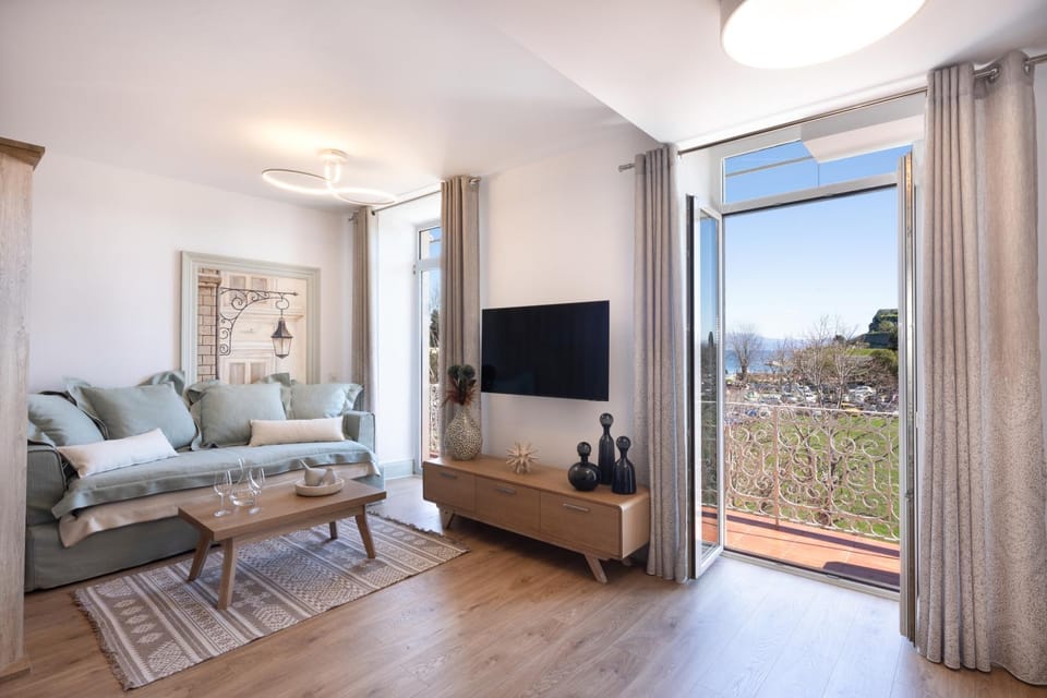 TV and multimedia, View (from property/room), Balcony/Terrace, Living room, Seating area