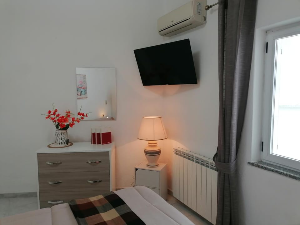 Bed, TV and multimedia, Photo of the whole room, Bedroom, hair dresser, internet, air conditioner