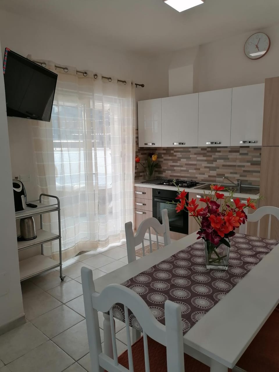 TV and multimedia, Kitchen or kitchenette, Living room, Seating area, Dining area, oven, pet friendly, stove