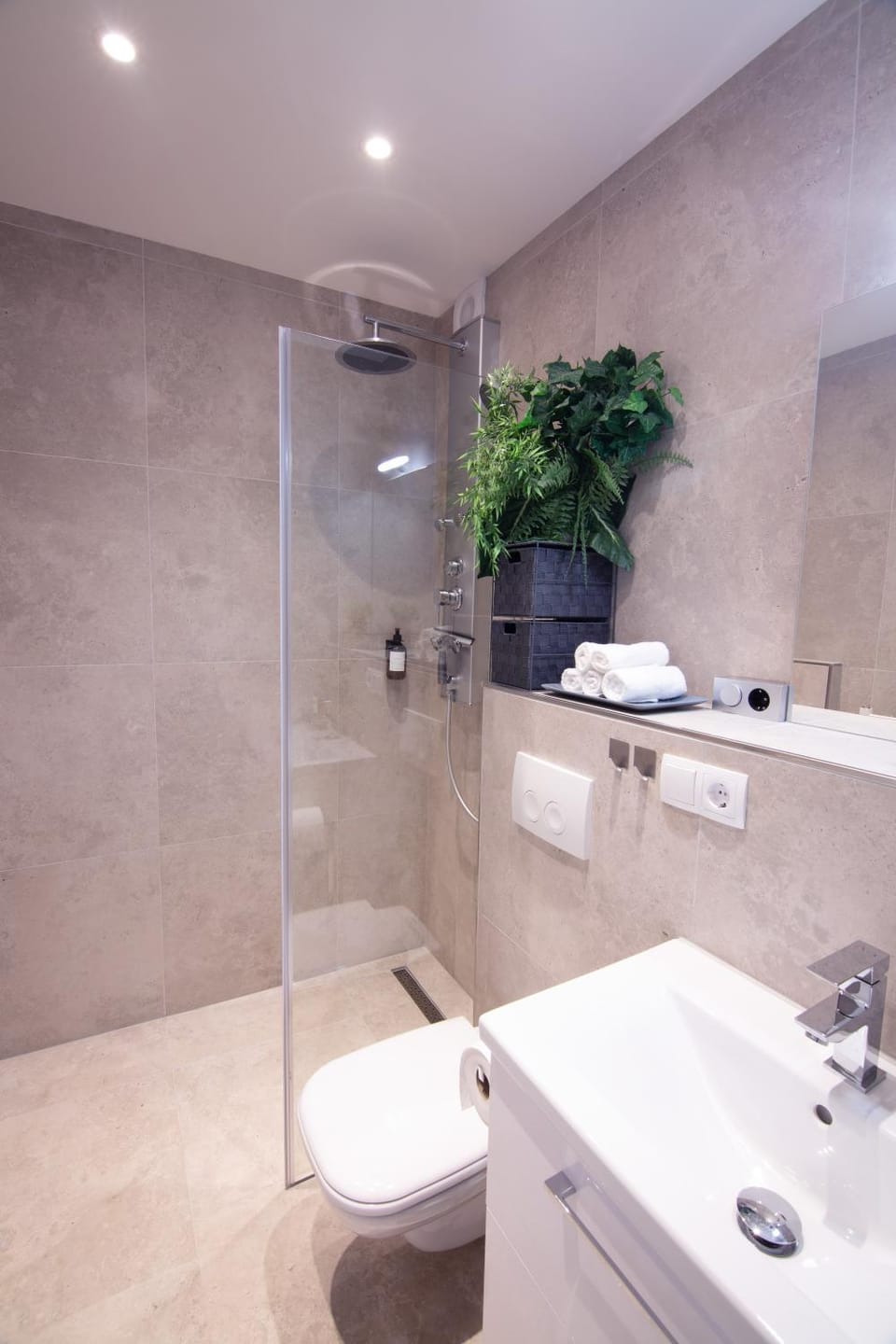 Shower, Toilet, Bathroom, towels