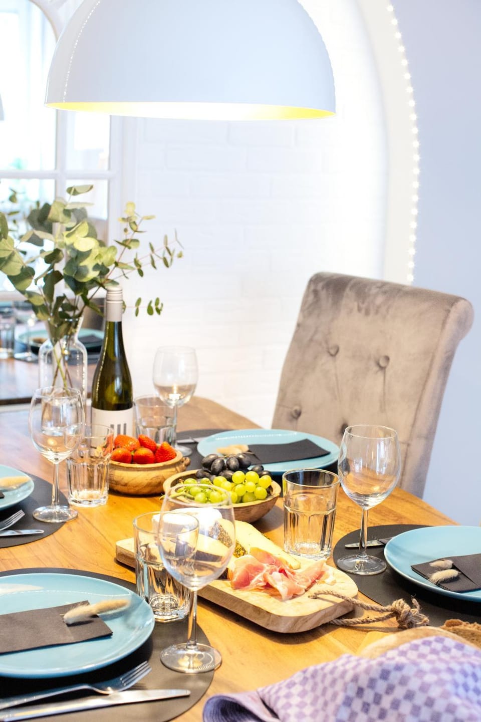 Living room, Food and drinks, Seating area, Dining area, Food, Lunch, Dinner, Drinks