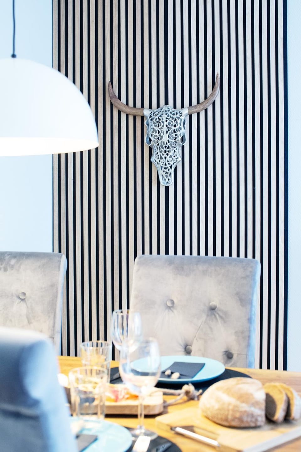 Living room, Food and drinks, Decorative detail, Seating area, Dining area, Food