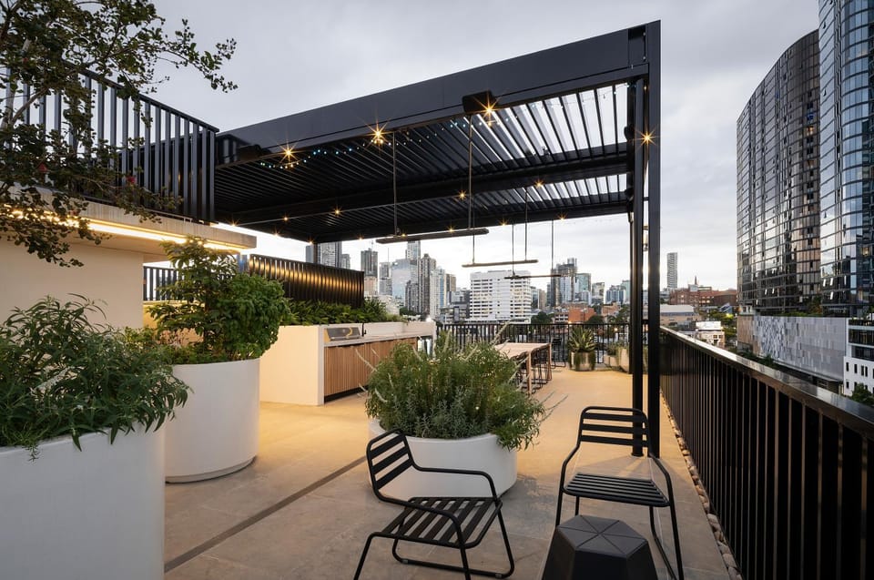 Property building, Patio, View (from property/room), Balcony/Terrace, Seating area, City view