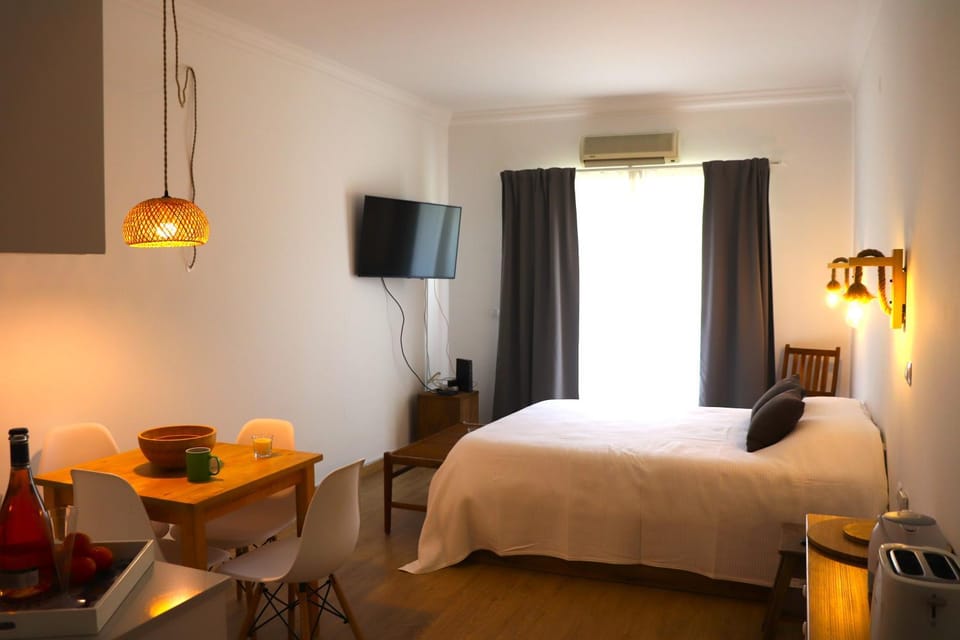 Bed, TV and multimedia, Living room, Photo of the whole room, Seating area, Bedroom, air conditioner