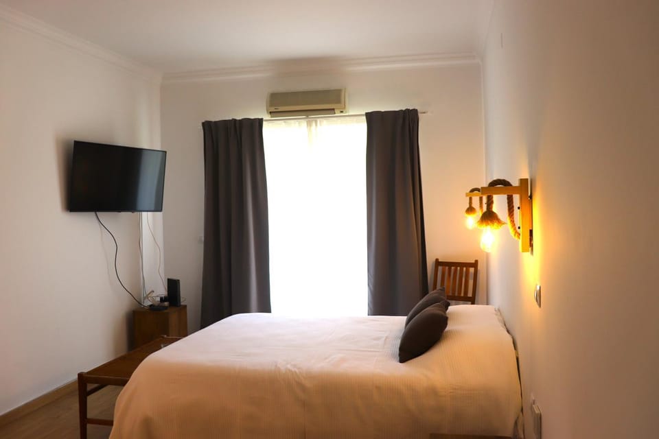 Communal lounge/ TV room, Bed, TV and multimedia, Photo of the whole room, Bedroom, air conditioner