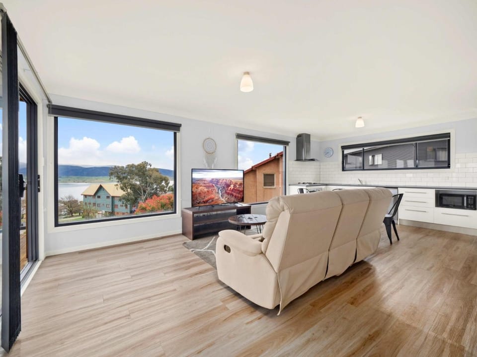 TV and multimedia, View (from property/room), Kitchen or kitchenette, Seating area, Lake view, Mountain view, Street view