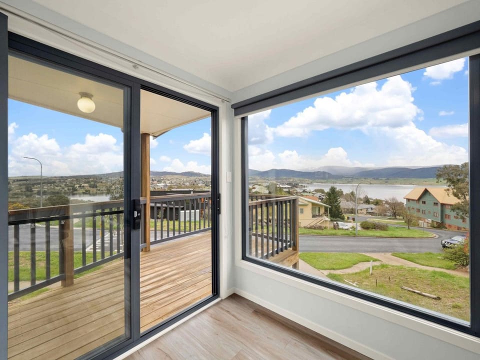 View (from property/room), Balcony/Terrace, Lake view, Mountain view