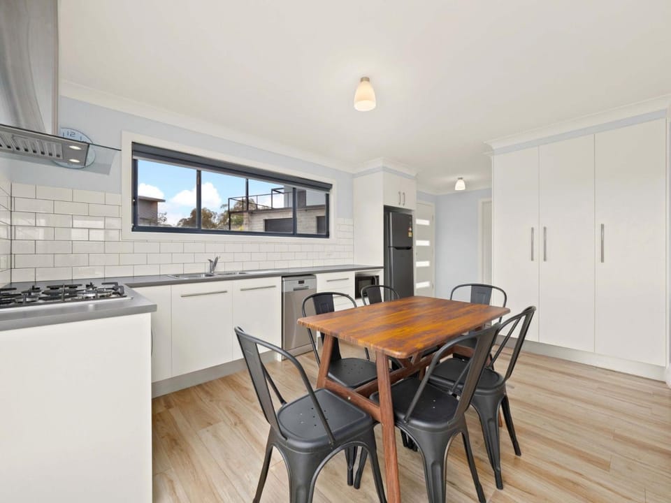 Kitchen or kitchenette, Dining area, dishwasher, minibar, stove