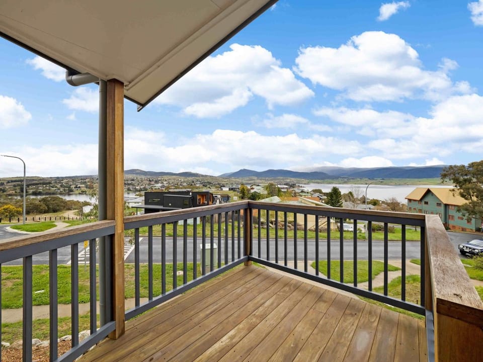 View (from property/room), Balcony/Terrace, Lake view, Mountain view