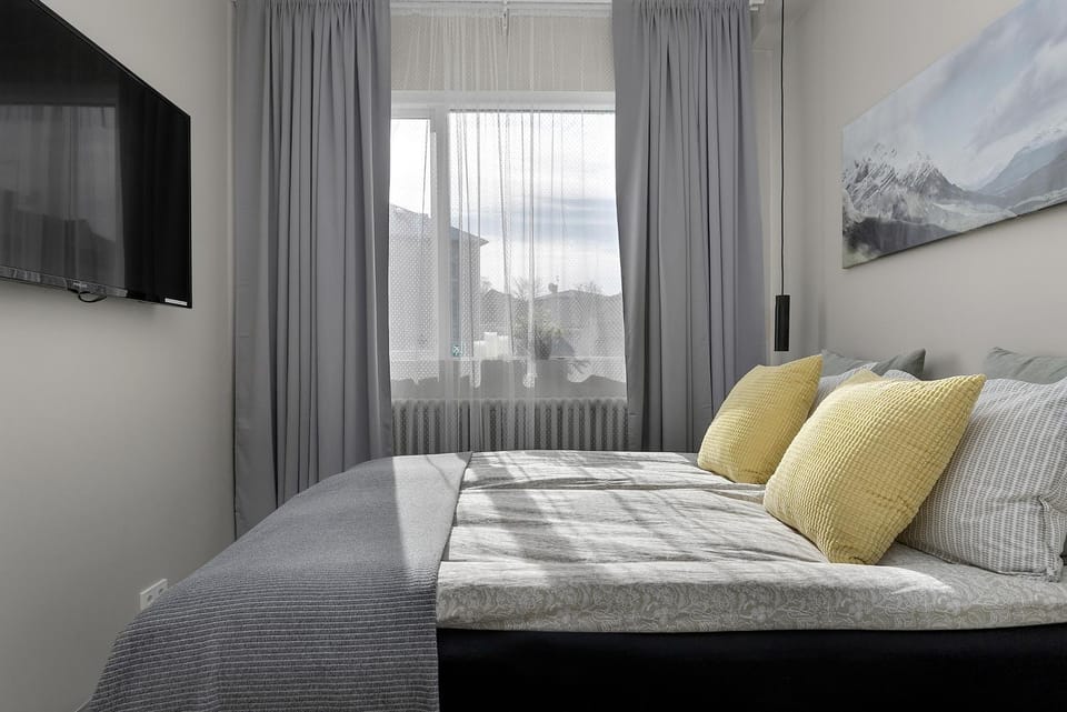 Bed, TV and multimedia, Photo of the whole room, Bedroom