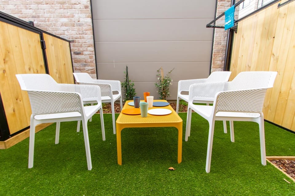 Patio, Day, Garden, Food and drinks, Seating area, Dining area