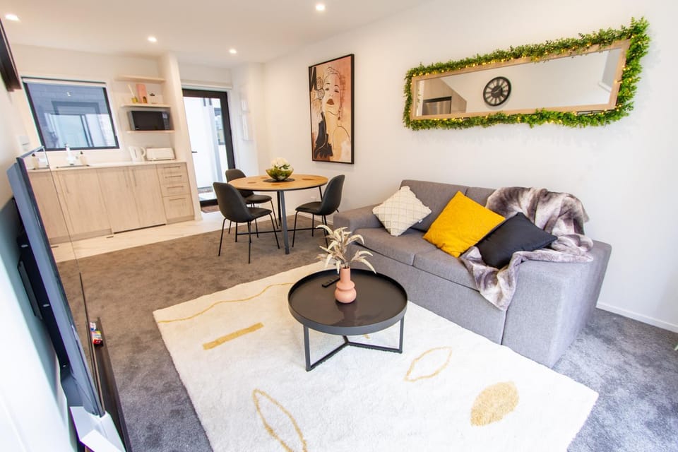 Facade/entrance, TV and multimedia, Coffee/tea facilities, Kitchen or kitchenette, Living room, Photo of the whole room, Decorative detail, Seating area, Dining area, hair dresser, minibar, pet friendly