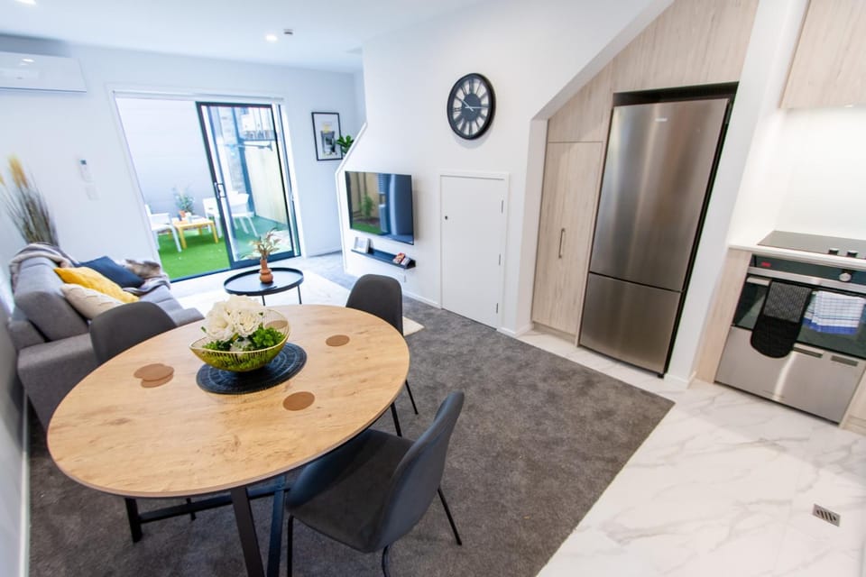 Garden, TV and multimedia, Kitchen or kitchenette, Living room, Decorative detail, Seating area, Dining area, Evening entertainment, Garden view, oven, stove, air conditioner
