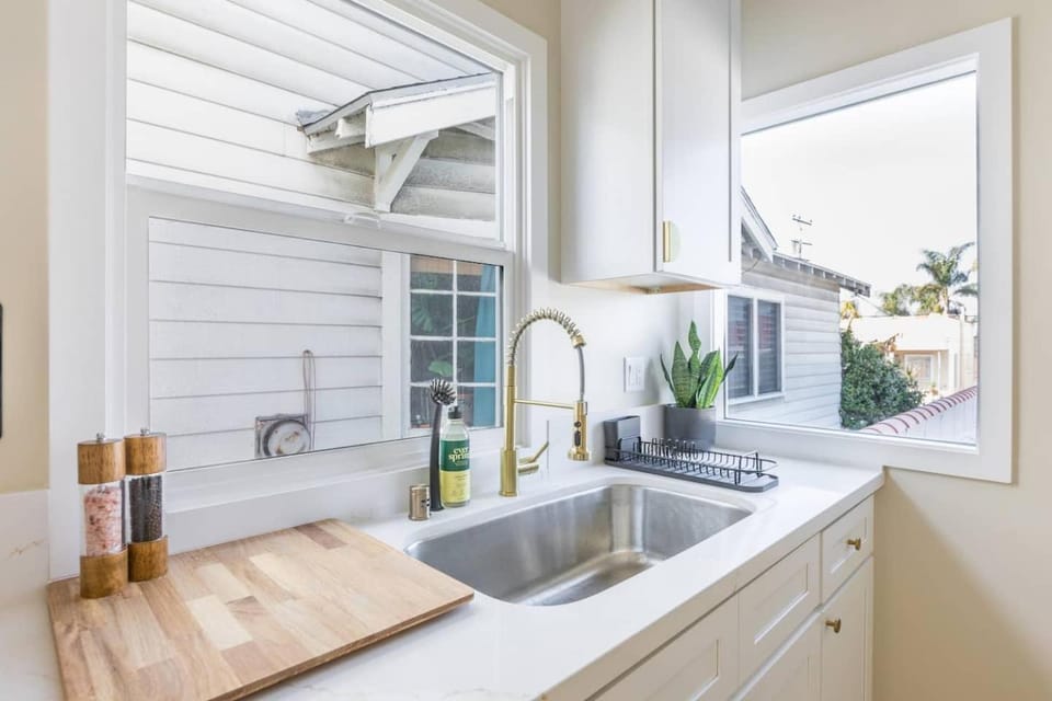 Cozy Sunny Brand-New Apt 1 Block From the Beach Apartment in Long Beach