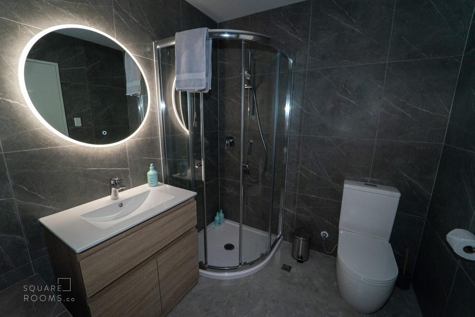 Shower, Toilet, Bathroom, towels