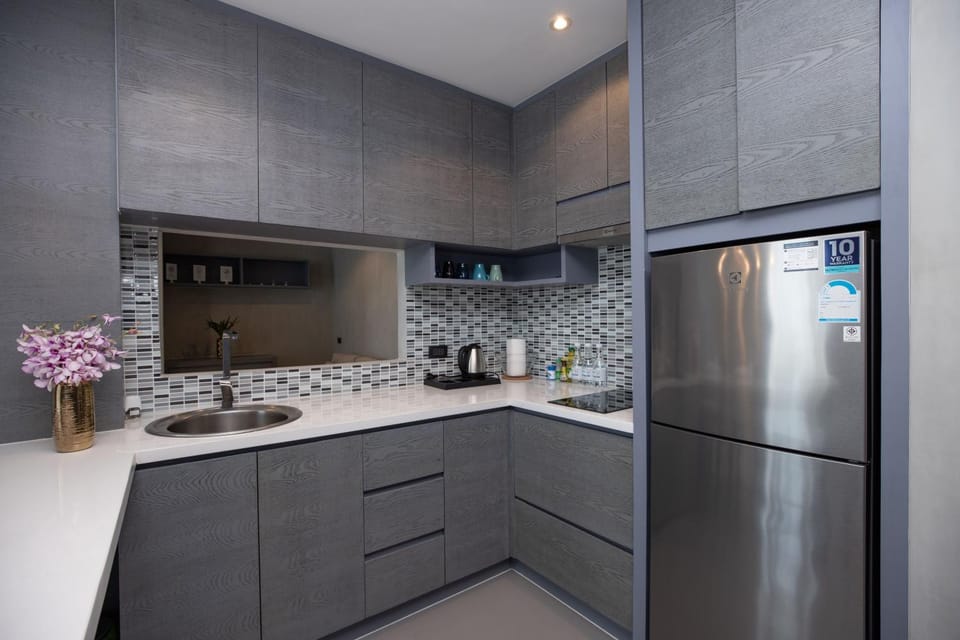 Coffee/tea facilities, Kitchen or kitchenette, stove