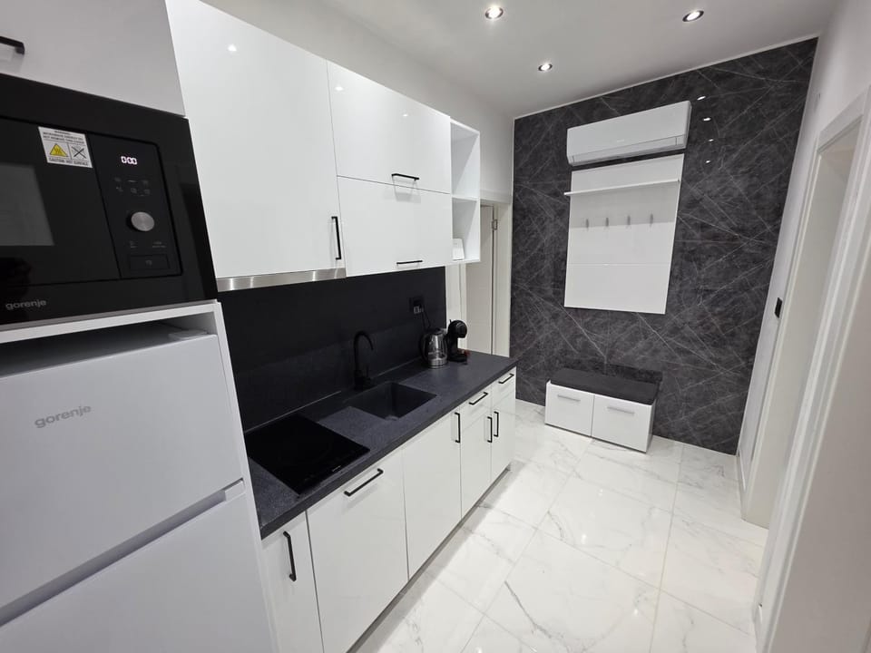 Coffee/tea facilities, dishwasher, microwave, kitchen, air conditioner