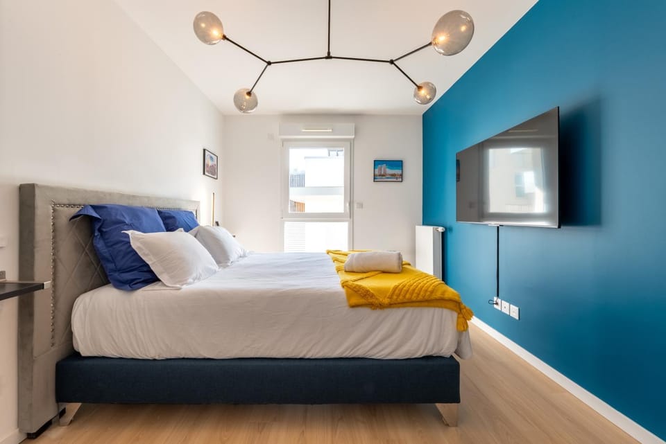 Bed, TV and multimedia, Decorative detail, Bedroom