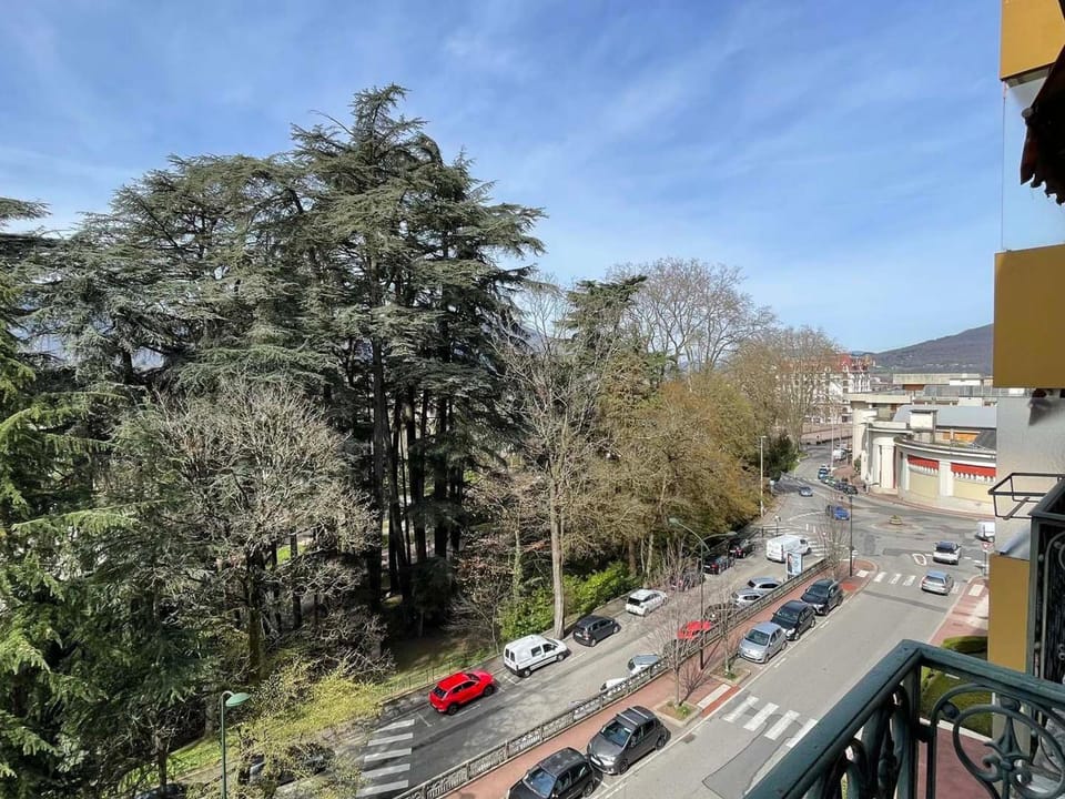 Grand studio centre-ville avec balcon et WiFi - FR-1-555-87 Apartment in Aix-les-Bains