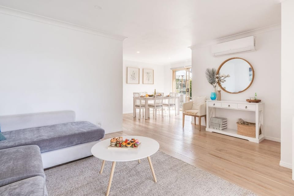 Pet friendly Driftwood Cottage, 1-28 Farm Rd - W-Fi, Air Con and ground floor House in Fingal Bay