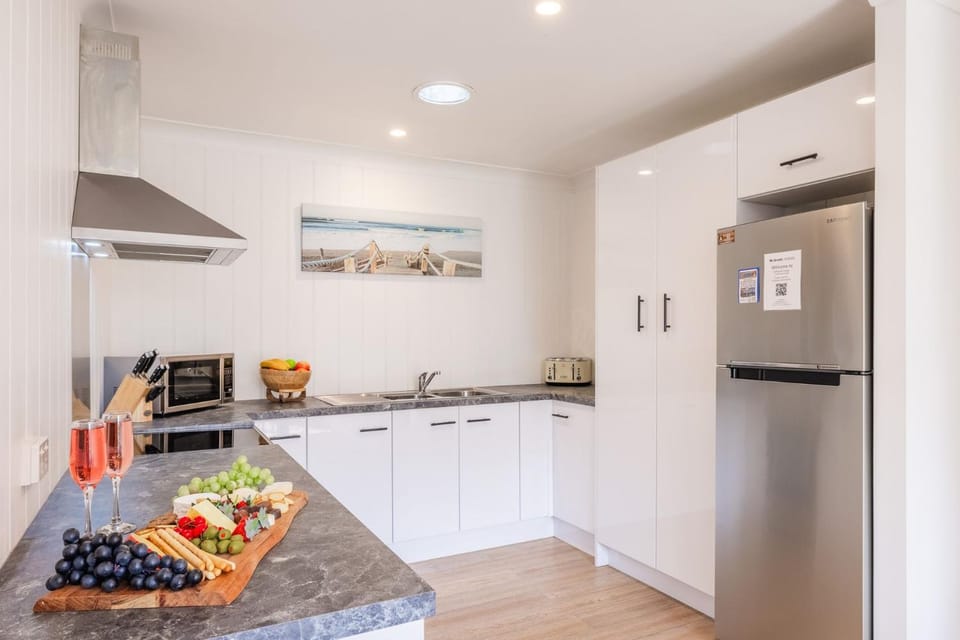 Pet friendly Driftwood Cottage, 1-28 Farm Rd - W-Fi, Air Con and ground floor House in Fingal Bay