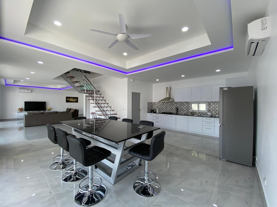 Kitchen or kitchenette, Living room, Dining area