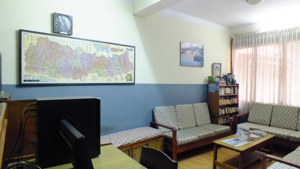 Communal lounge/ TV room, TV and multimedia, Living room, Seating area, Evening entertainment