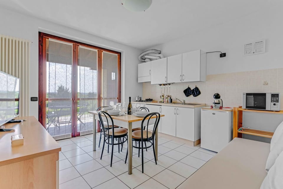 Kitchen or kitchenette, Living room, Dining area, minibar, stove