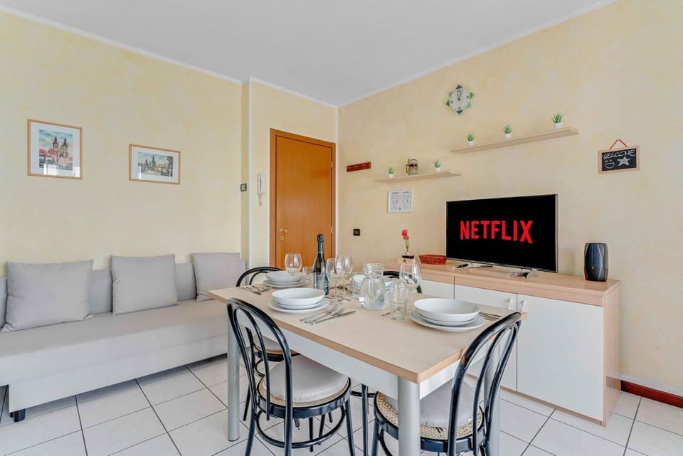 TV and multimedia, Kitchen or kitchenette, Living room, Seating area, Dining area
