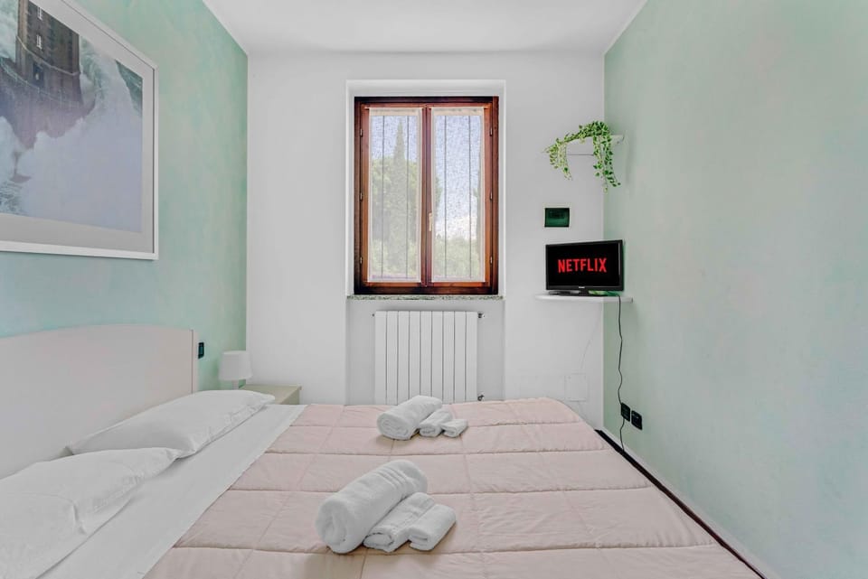 Bed, Photo of the whole room, Bedroom, internet, towels