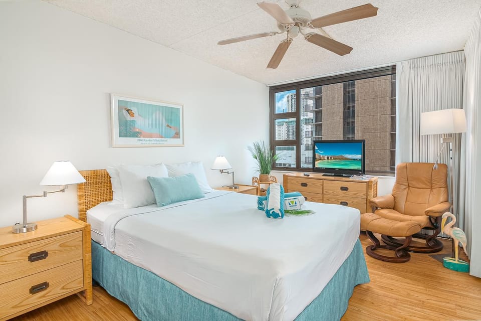 Bed, TV and multimedia, Photo of the whole room, Seating area, Bedroom, fireplace
