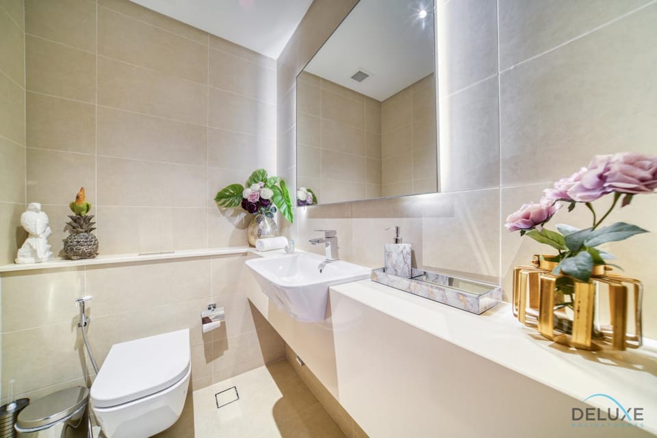 Toilet, bidet, towels