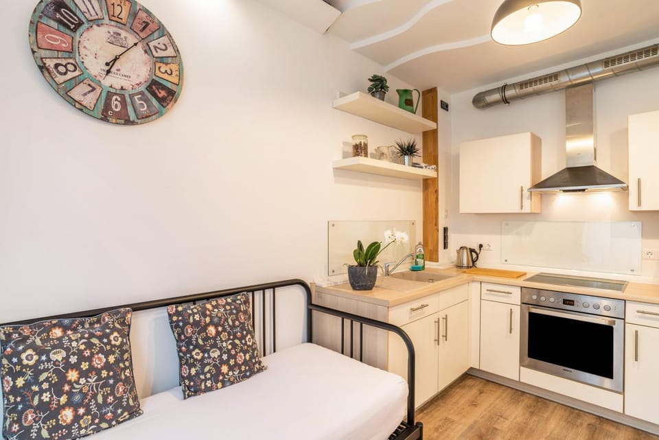 Property building, Kitchen or kitchenette, Living room