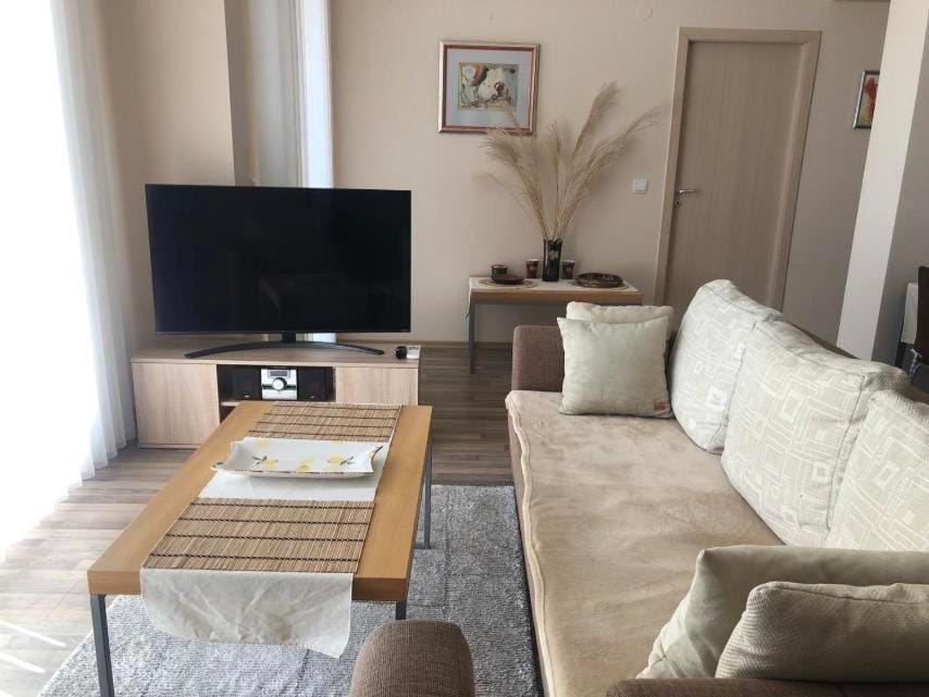 Communal lounge/ TV room, TV and multimedia, Seating area