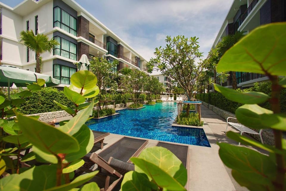 Property building, Garden, Swimming pool