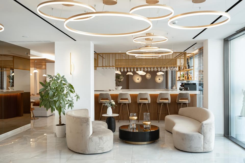 Restaurant/places to eat, Lounge or bar