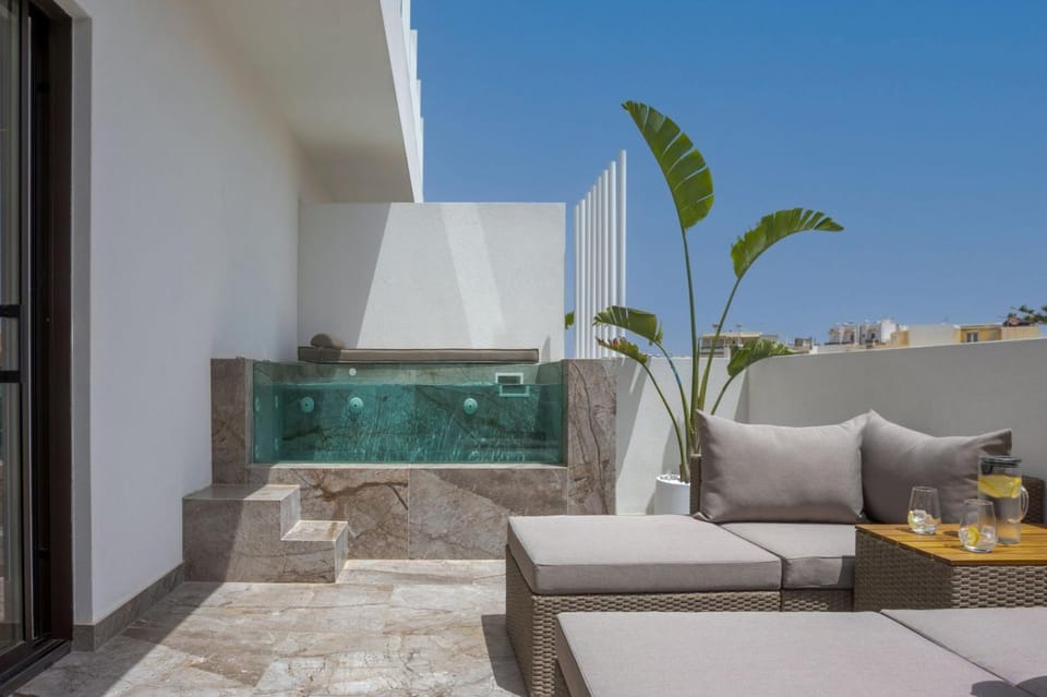 Day, Balcony/Terrace, Seating area, Swimming pool, sunbed