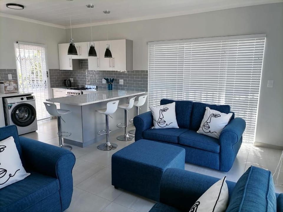 Kitchen or kitchenette, Living room, Seating area, Dining area, fireplace, minibar, pet friendly, stove, washing machine