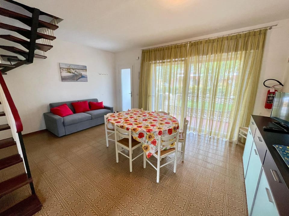 Communal lounge/ TV room, TV and multimedia, Living room, Dining area