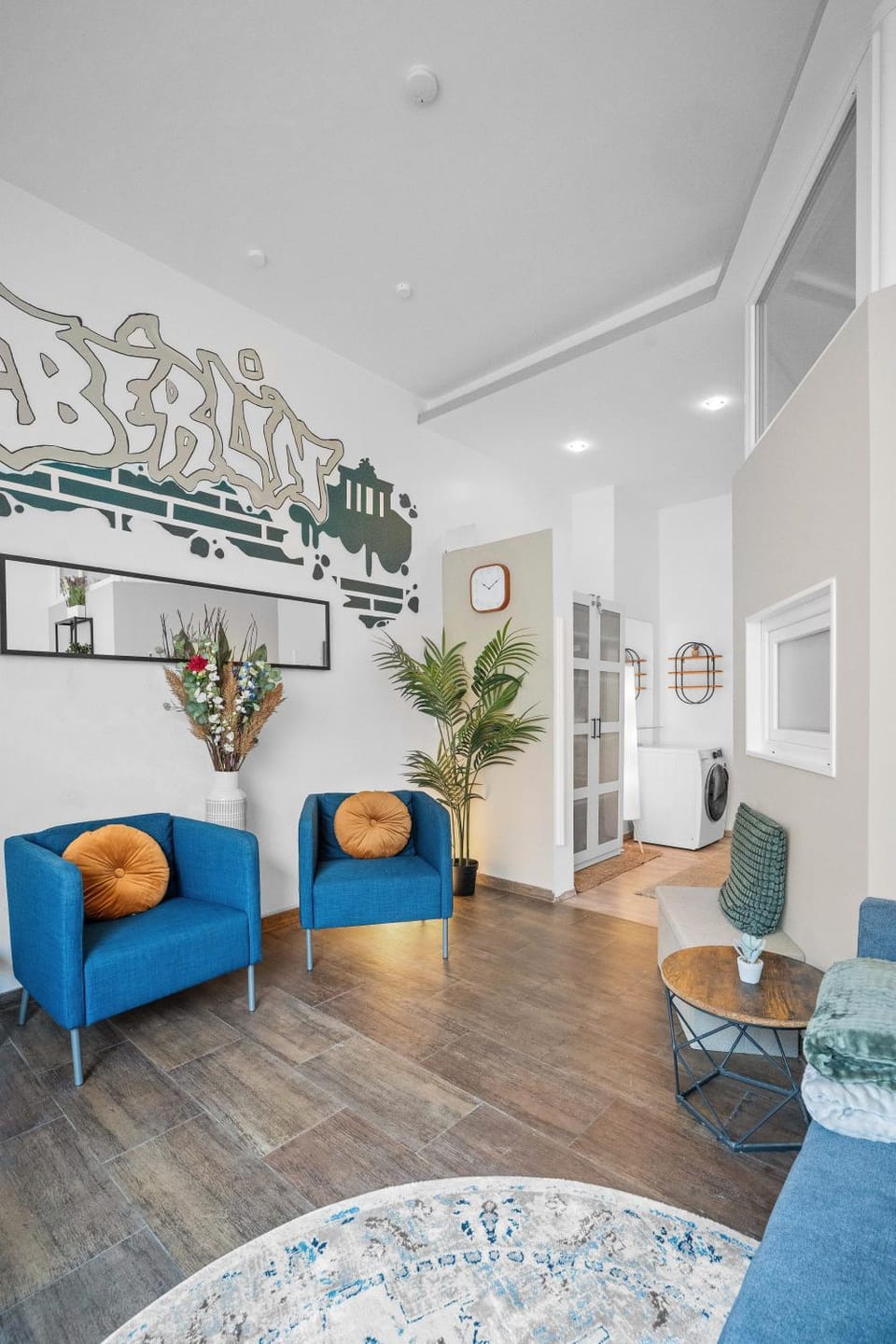 TV and multimedia, Living room, Decorative detail, Seating area