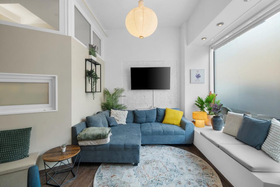 Communal lounge/ TV room, TV and multimedia, Living room, Seating area, Evening entertainment